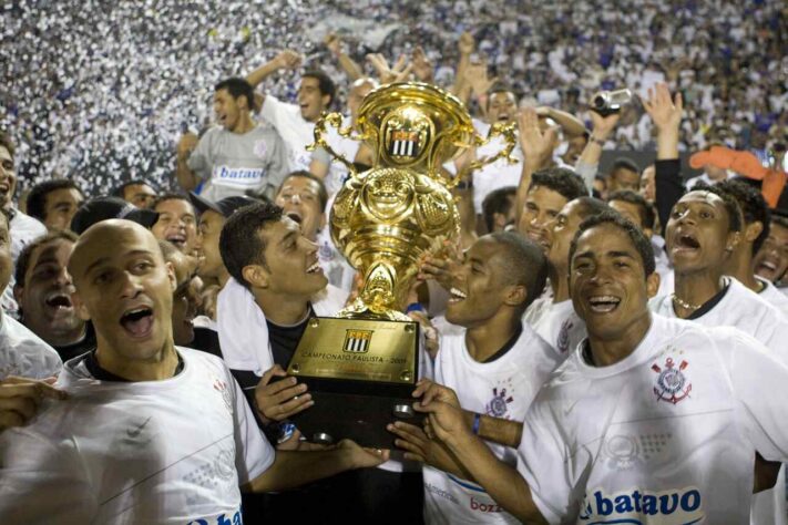 Com 30 títulos conquistados, o Corinthians é o maior campeão do Paulistão. Com 25, o Palmeiras aparece em segundo, seguido por Santos e São Paulo, que somam 22 conquistas. Confira na galeria a seguir os clubes com mais taças do Campeonato Paulista.