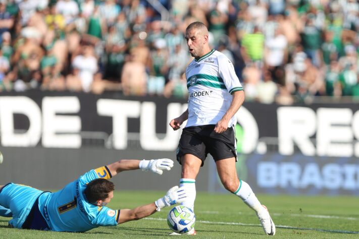 Slimani no Coritiba (créditos: GERALDO BUBNIAK/Gazeta Press)