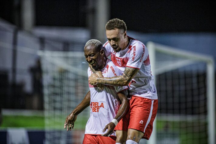 Já o CRB, em Maceió, fez 2x0 no Athletic Club-MG e garantiu a classificação.