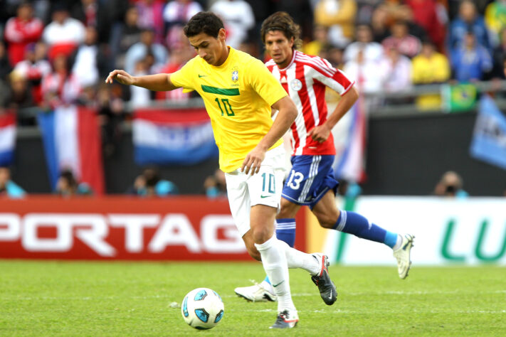 Ganso usou a camisa 10 em 5 jogos, entre 2010 e 2012 (DJALMA VASSÃO/Gazeta Press)