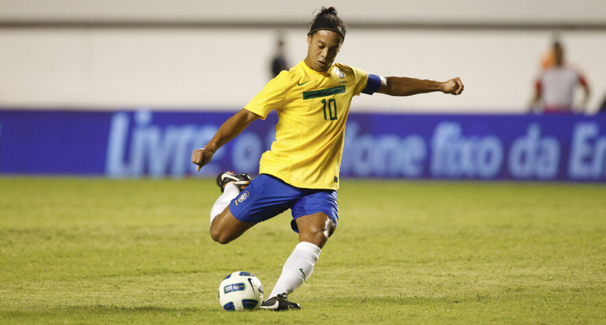 Ronaldinho Gaúcho usando a 10 no Superclássico das Américas, em 2011 (Foto: Rafael Ribeiro / CBF)