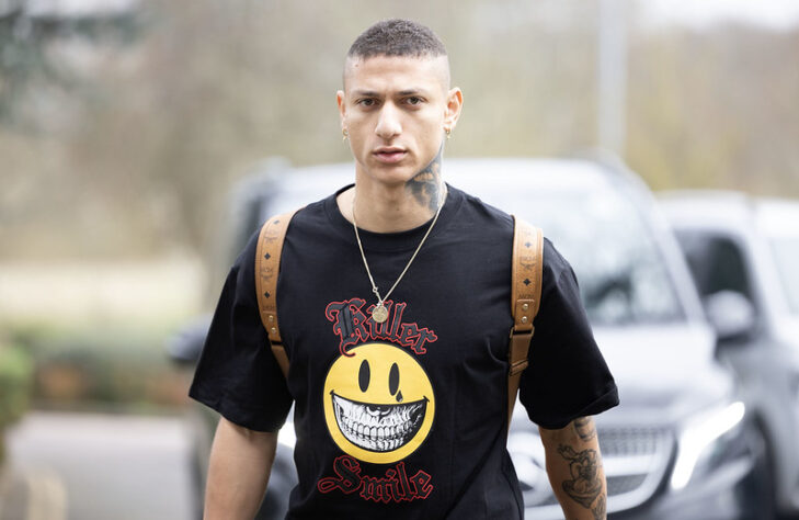 Richarlison chegou no Hotel Sopwell, em Londres, com um look mais "streatwear".