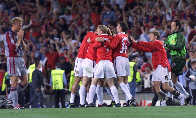 MENÇÃO HONROSA: Manchester 2x1 Bayern de Munique - Champions League (final), temporada 1998/1999 - O Manchester United perdia o jogo até os 46 minutos do segundo tempo, quando Sheringham empatou o jogo e deu uma sobrevida aos Diabos Vermelhos. Aos 48 minutos, Solskjaer marcou o gol de um título que parecia perdido. 