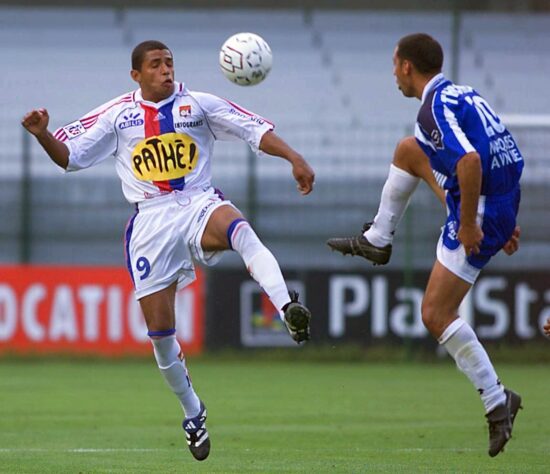 Sonny Anderson - Lyon: artilheiro do Campeonato Francês em 1999/2000 com 21 gols; e em 2000/2001 com 22 gols