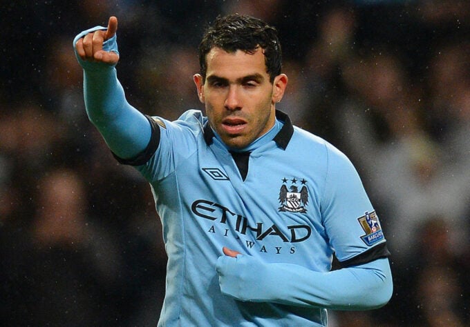 Atuou no Manchester United de 2007 a 2009, e no Manchester City de 2009 a 2013.