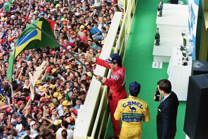 Ayrton balançando a bandeira do Brasil no GP da Itália (Monza) em 1992