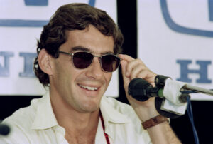 O estilo de Ayrton Senna: relembre como o piloto se vestia fora das pistas