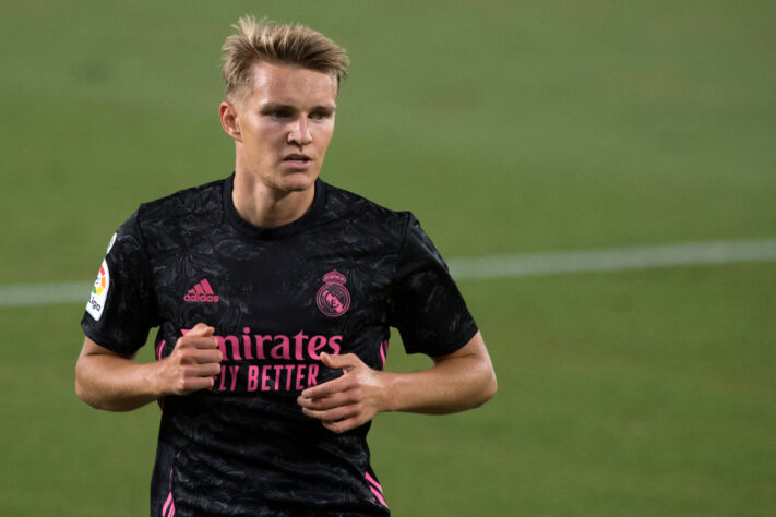 Odegaard: O meia de 25 anos, que atua no Arsenal, foi contratado pelo Real Madrid em 2015, quando tinha apenas 16 anos. O jogador foi ao Real Madrid Castilla para conquistar ritmo, mas não se estabeleceu no time principal e passou por muitos empréstimos antes de ir em definitivo aos Gunners.