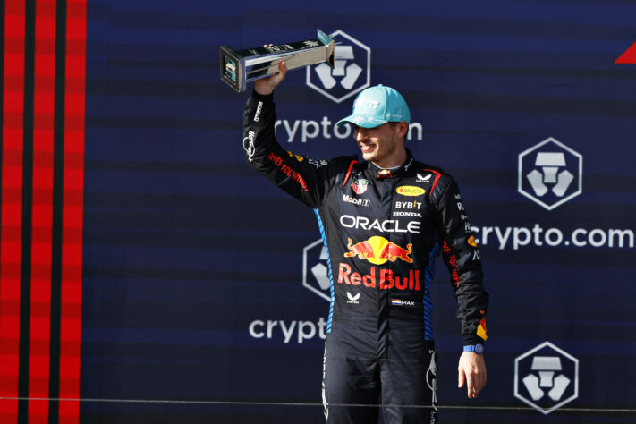 Max Verstappen está sobrando na temporada 2024 da Fórmula 1. De olho no Grande Prêmio de Emilia-Romagna, o piloto da RBR quer alcançar mais uma pole position na carreira. Veja a seguir os 10 pilotos com mais poles da história!