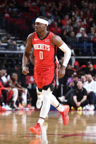 Aaron Holiday, de 1,83m, tem média de 16 minutos em quadra na atual temporada pelo Rockets