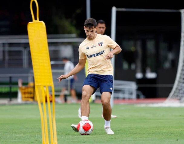 SÃO PAULO: Bobadilla (meio-campista/22 anos)