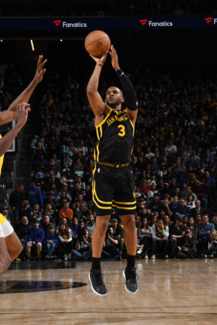 Chris Paul,atualmente no Golden State Warriors, possui 1,83m 