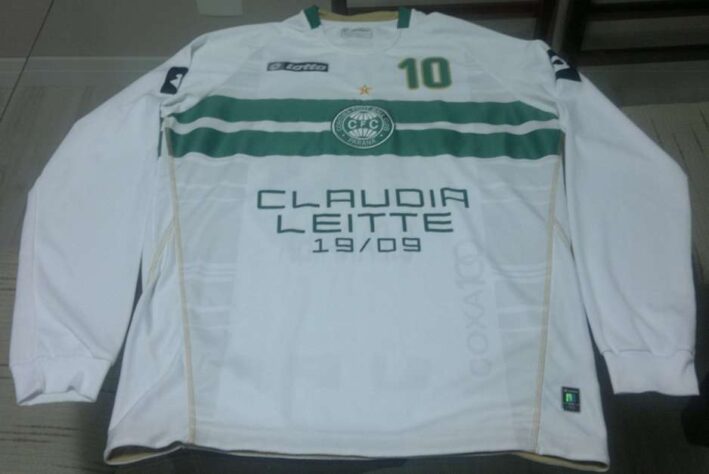 (Foto: Divulgação) Em 2010, ano do Centenário do Coritiba, o clube comemorou com uma série de shows de grandes artistas e anunciou eles na sua camisa de jogo.