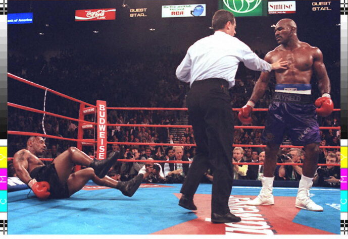 Evander Holyfield venceu o primeiro combate contra Mike Tyson, por nocaute técnico 