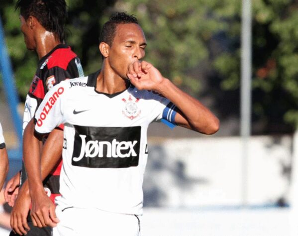 (Foto: Reprodução) Em 2012, o Corinthians estampou no local mais nobre de seu uniforme a marca de camisinhas Jontex! Com direito a uso também inusitado.