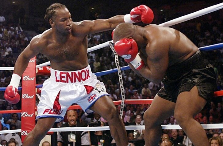 Lennox Lewis venceu Mike Tyson por nocaute, em junho de 2002