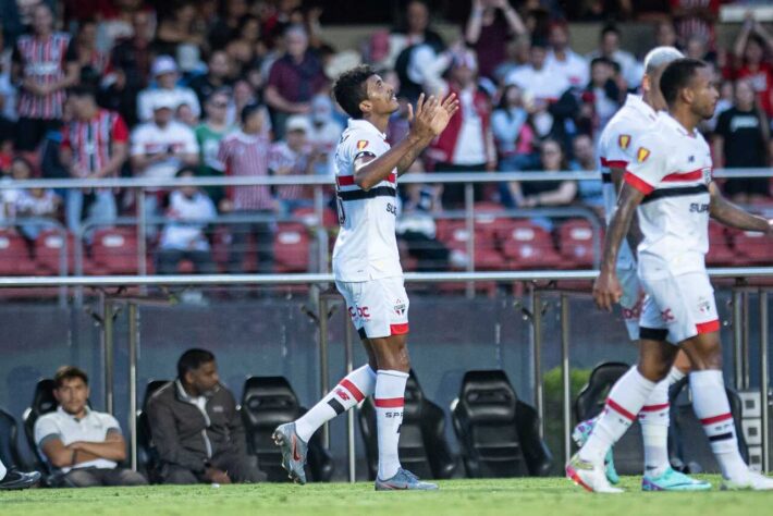 SÃO PAULO: Luiz Gustavo (meio-campista/36 anos)