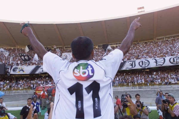 (Foto: Divulgação O mais icônico e polêmico da lista, já que não se trata de um patrocínio oficial. Na final da Copa Havelange de 2000, o Vasco estampou a logo do SBT em retaliação à cobertura da Rede Globo no incidente de São Januário quando a grade do estádio desabou.