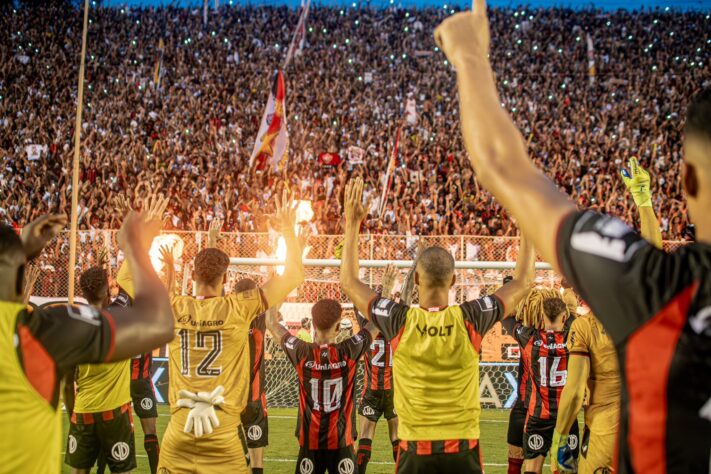 Vitória: E finalizando, o Leão da Barra, segue uma rotina intensa de jogos, após a derrota de ontem no Ba-Vi, com duas partidas pela Copa do Nordeste, contra Fortaleza e Treze-PB, além das finais do Campeonato Baiano, também contra o Bahia. Todos os 4 jogos ocorreram num espaço de 14 dias.