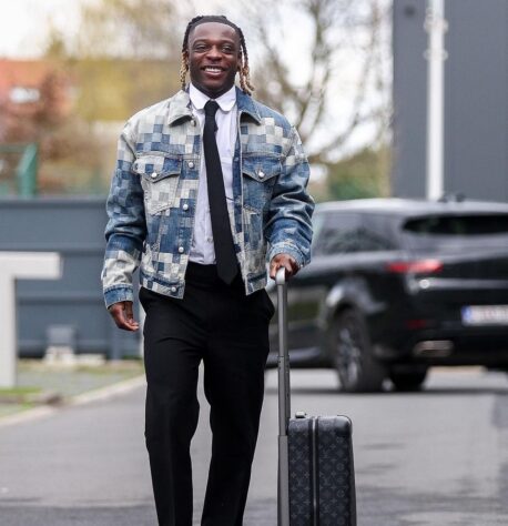 A seleção da Bélgica entregou estilo na apresentação dos convocados também. Esse aí foi o look do Doku.