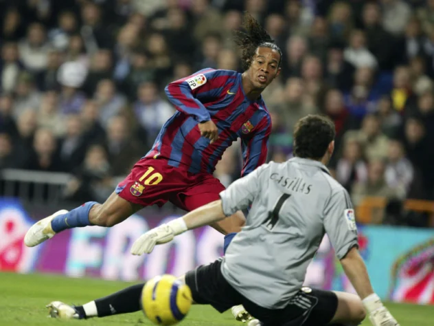 4. Aplaudido de pé no Bernabéu - O dia em que Ronaldinho acabou com o Real Madrid. Com dois gols e uma atuação icônica na vitória por 3x0 do Barcelona, o craque Culé foi aplaudido de pé pela torcida Merengue.