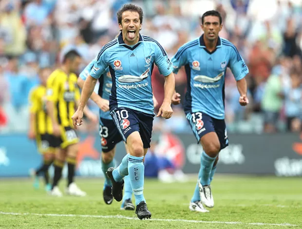 6- Alessandro Del Piero, lenda do futebol italiano, atuou pela Juventus de 1993 a 2012. Quando declarou o fim do ciclo, escolheu um destino ainda mais alternativo: o Sydney FC, da Austrália. Na Oceania, o atacante ainda chegou a ter bons números, com 48 jogos e 35 participações em gols, mas teve problemas com a diretoria, e veio a encerrar a carreira logo depois, atuando pelo Delhi Dynamos, da Índia.