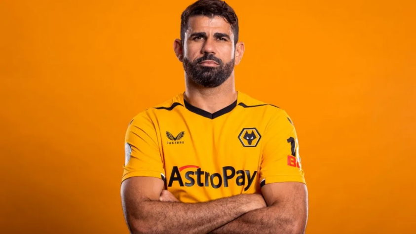 8- A ida de Diego Costa para o Wolverhampton pode ser definida, no mínimo, como "estranha". O centroavante já apresentava sinais de declínio físico e já havia deixado a Europa rumo ao Brasil. Porém, depois de sair do Atlético-MG e ficar oito meses sem clube, acertou com os Wolves para a disputa da temporada 2022-23. Um desempenho abaixo e apenas um gol em 25 jogos marcaram sua jornada na Inglaterra, voltando ao futebol brasileiro meses depois.