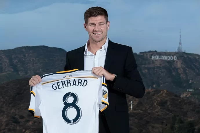 5- Outro meia inglês com grande história em um gigante do país é Steven Gerrard, ídolo histórico do Liverpool. Porém, em 2015, o eterno camisa 8 dos Reds também escolheu como destino a MLS, atuando pelo LA Galaxy, e deixou para trás anos de história com o clube de Merseyside. Ao menos, saiu pela porta da frente e altamente festejado.