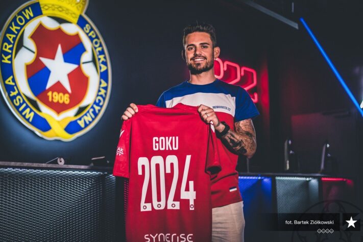 Joan Román passou pela base de grandes clubes, como Barcelona e Manchester City. Porém, em 2020, o jogador mudou seu nome para Goku. Segundo o atleta, a mudança foi decidida por se identificar com os valores do personagem.