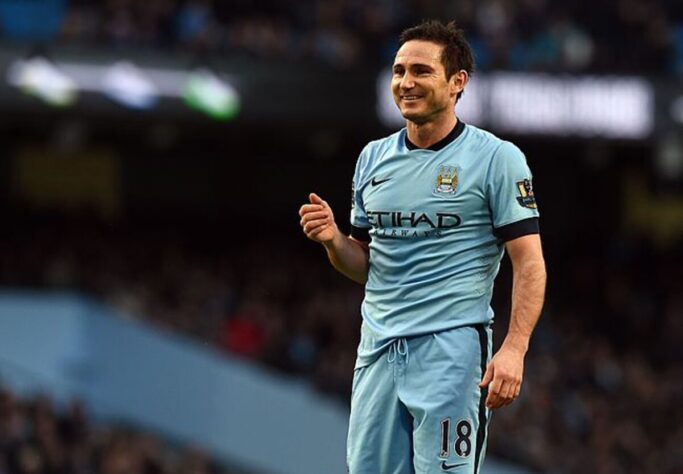 4- O legado de Frank Lampard no Chelsea como jogador é enorme: foi o rosto da primeira Champions League e empilhou títulos nacionais. Porém, em agosto de 2014, o meia deixou Londres e fechou com o time norte-americano New York City, que pertence ao Grupo City. Em consequência, o craque foi emprestado ao antigo rival Manchester City, e ainda chegou a marcar um gol sobre os Blues em clássico.