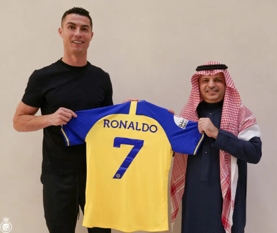 2- Em sequência, uma porta que parecia bloqueada para craques foi aberta. Cristiano Ronaldo deixou o Manchester United após problemas com o técnico Erik ten Hag, e optou por um movimento rumo à Arábia Saudita em dezembro de 2022, atuando pelo Al-Nassr. 