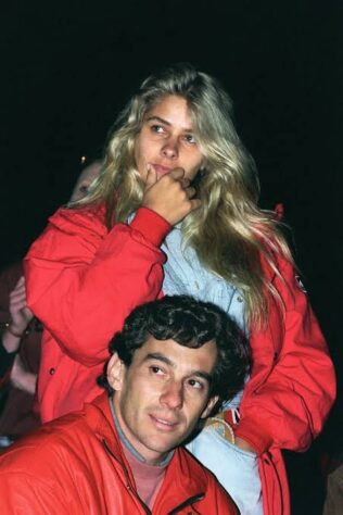 Paixão por Adriane Galisteu - A modelo conheceu Senna quando tinha apenas 19 anos, em 1993. Os dois eram grudados desde o início, e o casal tomou conta da mídia. Porém, o relacionamento chegou ao fim com o acidente que tirou a vida de Ayrton.