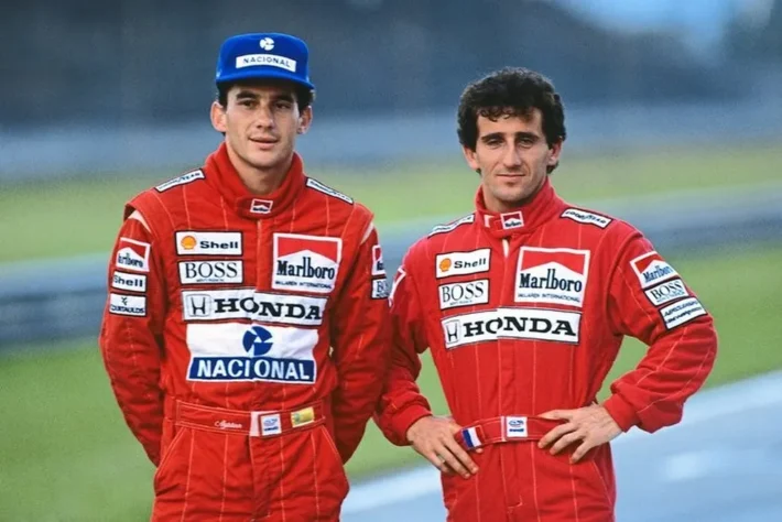 Rivalidade com Alain Prost - Simplesmente uma das maiores rivalidades da categoria. Senna e o Prost tinham um pacto de não se atacarem na primeira curva de uma corrida, porém o brasileiro descumpriu o acordo durante o GP de San Marino, em 1989. Na época, os dois eram colegas de equipe na McLaren, e, desde então, a relação entre os dois pilotos nunca mais foi a mesma.