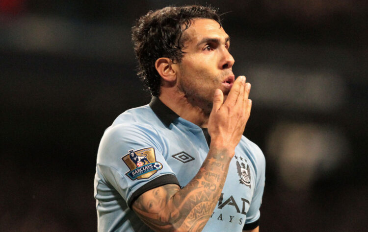 10- Fechando a lista, aparece o argentino Carlos Tévez. Pertencendo ao West Ham, Carlitos foi emprestado ao Manchester United por dois anos, entre 2007 e 2009, e viveu momentos mágicos com os mancunianos, incluindo a conquista de uma Champions. Entretanto, logo após o retorno aos Hammers, acertou uma ida ao rival do United, o City, que estava em processo de emersão com investimentos do Qatar. Sua passagem nos Citizens foi de títulos, mas é mais lembrada por polêmicas e discussões com o técnico Roberto Mancini, e poucos torcedores sentem saudades do atacante. Tanto dos vermelhos, quanto dos azuis.