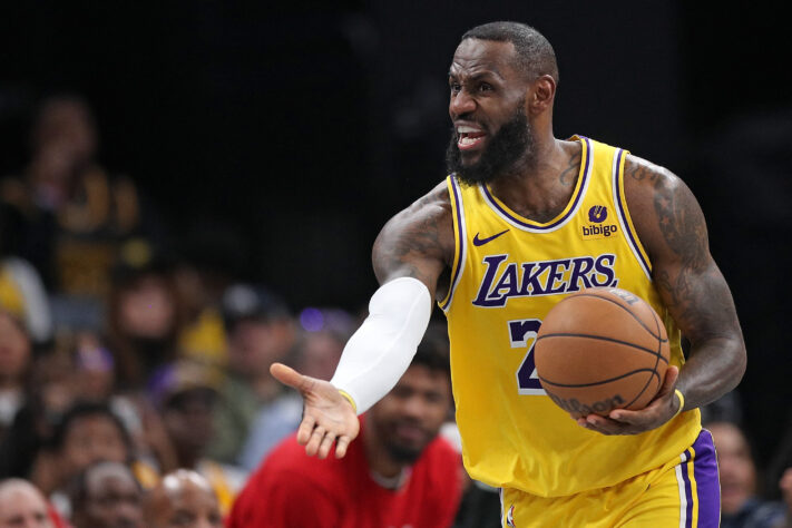 LeBron James atingiu a impressionante marca de 1.000 assistências na sua carreira. Diante disso, o Lance! separou uma lista com os 10 maiores assistentes da história da NBA. Confira a seguir!