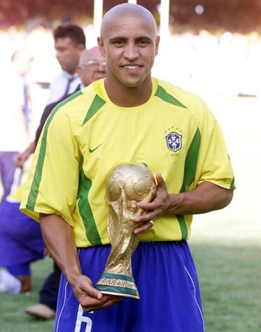 Pentacampeão da Copa do Mundo com a Seleção Brasileira em 2002.