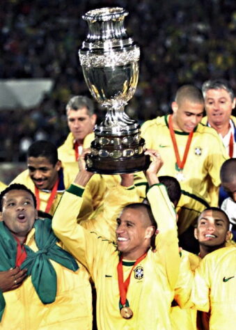 Bicampeão da Copa América com a Seleção Brasileira (1996-97, 1998-99) 