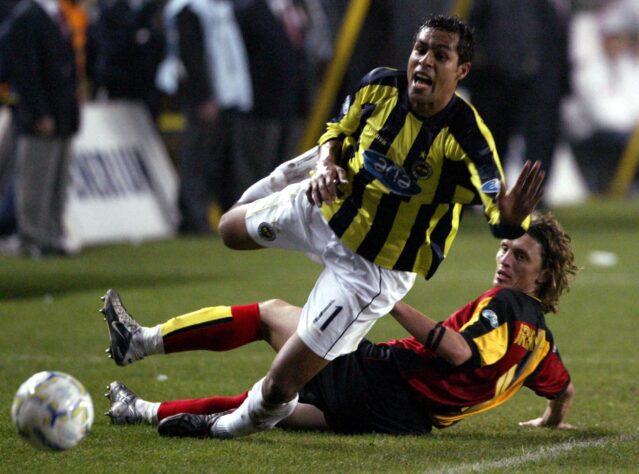 Marcio Nobre (atacante) - defendeu o Fenerbahçe entre 2003 e 2006, marcando 55 gols em 107 jogos. Com média de gols tão boa, o jogador foi convidado a se naturalizar turco para defender a seleção local. O artilheiro não só aceitou como até mudou de nome: passou a se chamar Mert Nobre. 