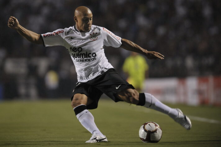 Contratado pelo Corinthians no dia 1 de janeiro de 2010, última equipe de Roberto Carlos no Brasil.