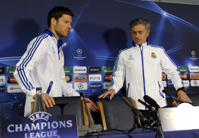 Xabi Alonso, técnico do Bayer Leverkusen, liderava o meio-campo do Real Madrid de José Mourinho. 