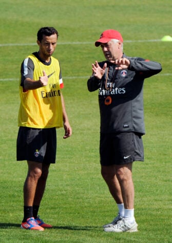 Nenê era o camisa 10 do PSG, e Carlo Ancelotti era seu treinador. 