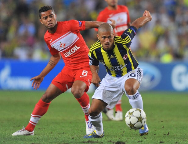 Alex (meia) -  defendeu o Fenerbahçe entre 2004 e 2012, e virou até estátua no clube, tamanha a idolatria da torcida. 