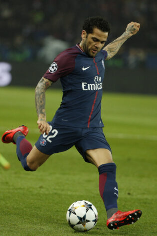 2° - Daniel Alves: O ex-jogador jogou 111 partidas na Champions League, por Sevilha, Juventus, Barcelona e PSG.