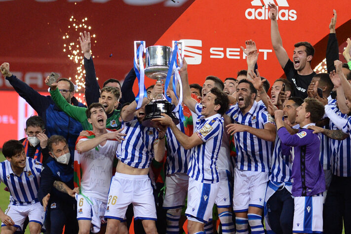 2 títulos: Deportivo La Coruña (1994-95 e 2001-02) e Real Sociedad (1986-87 e 2019-20 [foto])