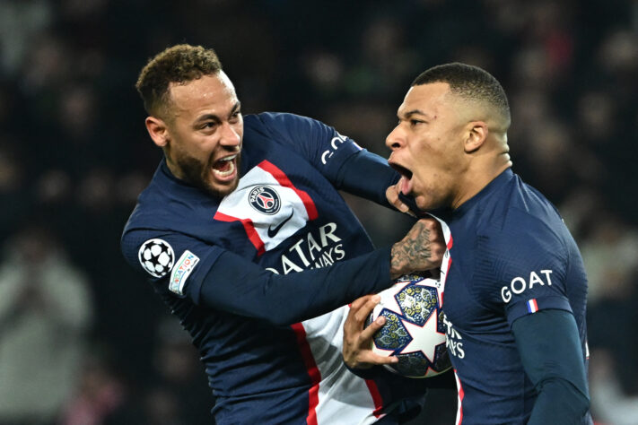 O duelo Neymar x Mbappé ainda não teve um ponto final. A briga entre os dois jogadores teve início em  quando o francês estava insatisfeito com a indisciplina de Neymar e pediu a saída do atacante do PSG. Porém, na última terça-feira (16), o brasileiro voltou a causar polêmica ao comentar em um vídeo  que exaltava Mbappé. Desta forma, relembre com o Lance! outras brigas entre ex-companheiros de time.