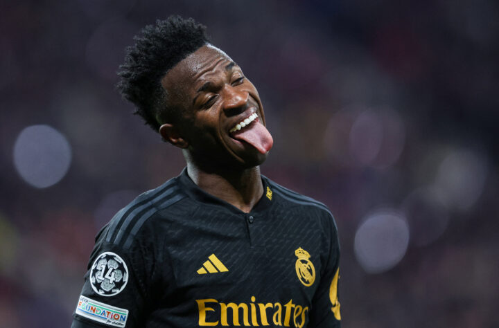Fechando o trio mais valioso do futebol mundial, Vinícius Jr., astro do Real Madrid, da Seleção Brasileira e grande favorito a vencer o prêmio da Bola de Ouro na temporada 2023-24. Com o valor de R$ 1,1 bilhão, Vini é alvo do mercado saudita. Abordados pelo Al-Ahli, os Merengues só venderão o craque com o pagamento da multa rescisória, avaliada em R$ 6 bilhões