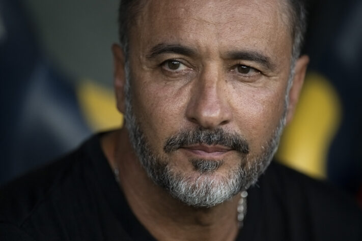 Depois do Corinthians ter vividos tempos complicados envolvendo sogras, após Vitor Pereira deixar a equipe alegando que sua sogra precisava de cuidados médicos e, logo depois, assinar com o Flamengo, conseguiu fazer as pazes com a classe depois da chegada de António de Oliveira.