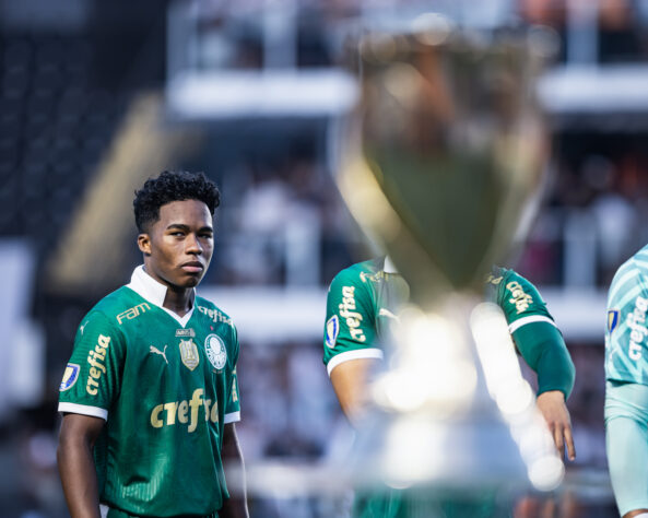 Neste domingo (7), Endrick pode garantir seu último título como profissional do Palmeiras antes de se transferir para o Real Madrid. Ao todo, a joia de 17 anos já acumula quatro taças com o Verdão. Confira a lista de conquistas - na base e no profissional - do atacante!  