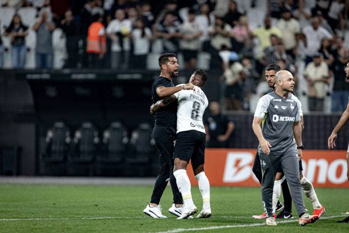 Ao final da partida, o técnico do Corinthians António Oliveira foi até ao árbitro Yuri Elino fazer reclamação e acabou expulso.
