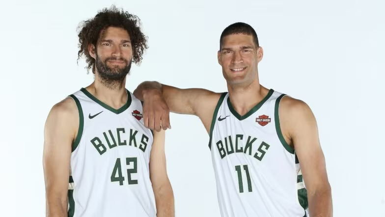 Os irmãos Brook e Robin Lopez, que atuam na NBA, fazem aniversário neste dia 1º de abril. Diante dessa ocasião, o Lance! decidiu separar uma lista com irmãos famosos dos esportes. Confira a seguir!